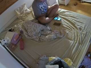 voyeurcam-julmodels-greybed-1