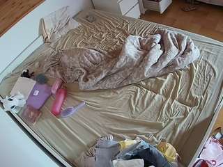 voyeurcam-julmodels-greybed-1
