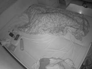 voyeurcam-julmodels-greybed-1