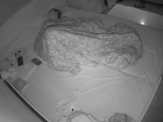 voyeurcam-julmodels-greybed-1 - Cam en Direct