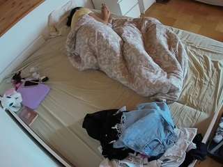 voyeurcam-julmodels-greybed-1