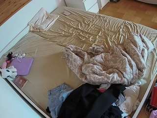 voyeurcam-julmodels-greybed-1