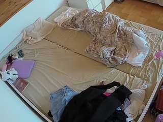 voyeurcam-julmodels-greybed-1