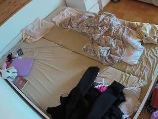 voyeurcam-julmodels-greybed-1