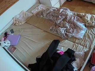 voyeurcam-julmodels-greybed-1