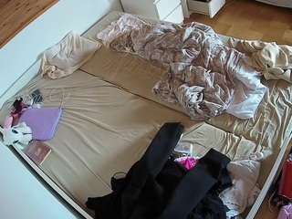 voyeurcam-julmodels-greybed-1
