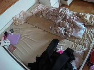 voyeurcam-julmodels-greybed-1