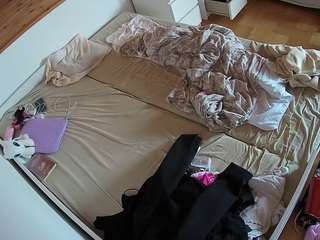 voyeurcam-julmodels-greybed-1