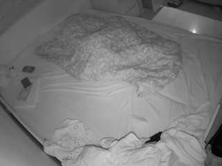 voyeurcam-julmodels-greybed-1 - Cam en Direct