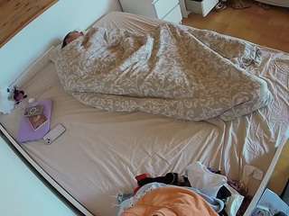 voyeurcam-julmodels-greybed-1