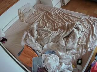 voyeurcam-julmodels-greybed-1