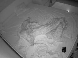 voyeurcam-julmodels-greybed-1