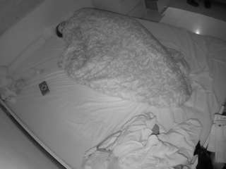 voyeurcam-julmodels-greybed-1