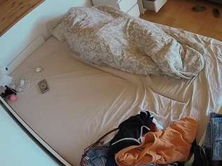 voyeurcam-julmodels-greybed-1