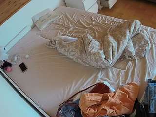 voyeurcam-julmodels-greybed-1
