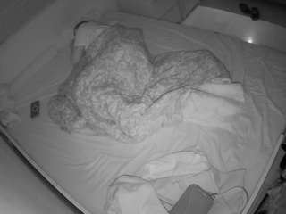 voyeurcam-julmodels-greybed-1