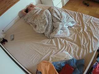 voyeurcam-julmodels-greybed-1