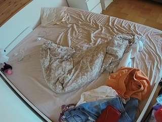 voyeurcam-julmodels-greybed-1