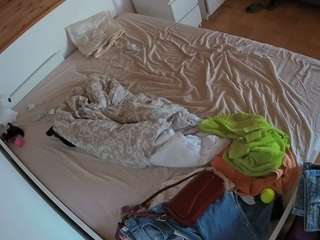voyeurcam-julmodels-greybed-1