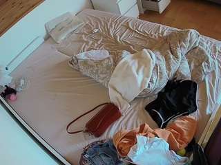 voyeurcam-julmodels-greybed-1