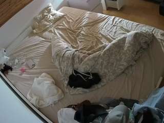 voyeurcam-julmodels-greybed-1