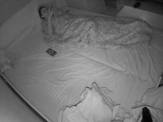 voyeurcam-julmodels-greybed-1