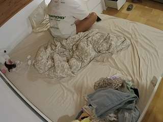 voyeurcam-julmodels-greybed-1