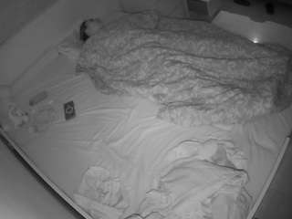 voyeurcam-julmodels-greybed-1