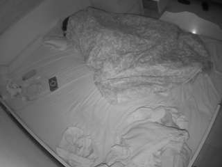 voyeurcam-julmodels-greybed-1