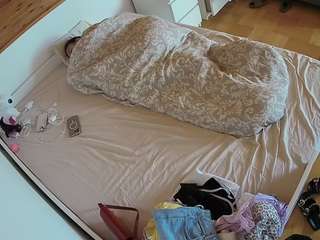 voyeurcam-julmodels-greybed-1 camsoda
