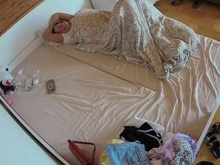 voyeurcam-julmodels-greybed-1 camsoda