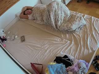 voyeurcam-julmodels-greybed-1 camsoda