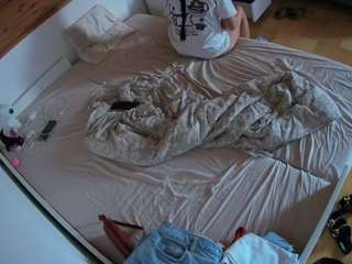 voyeurcam-julmodels-greybed-1 camsoda