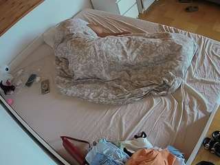 voyeurcam-julmodels-greybed-1