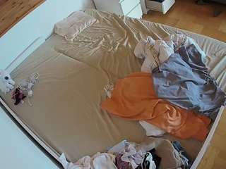 voyeurcam-julmodels-greybed-1
