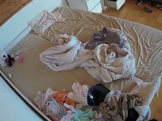 voyeurcam-julmodels-greybed-1