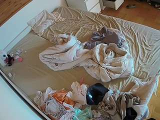 voyeurcam-julmodels-greybed-1