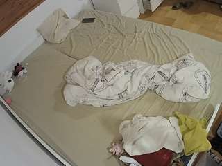 voyeurcam-julmodels-greybed-1