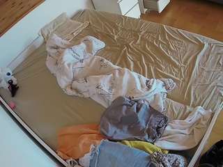 voyeurcam-julmodels-greybed-1