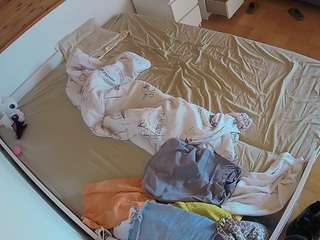 voyeurcam-julmodels-greybed-1