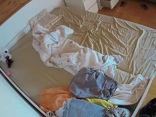 voyeurcam-julmodels-greybed-1