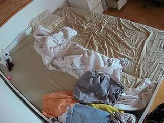 voyeurcam-julmodels-greybed-1