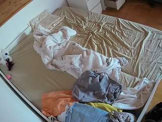 voyeurcam-julmodels-greybed-1
