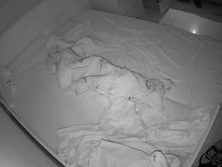 voyeurcam-julmodels-greybed-1