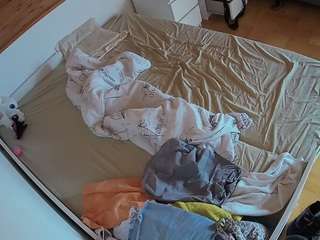 voyeurcam-julmodels-greybed-1
