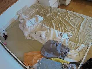 voyeurcam-julmodels-greybed-1