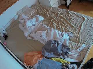 voyeurcam-julmodels-greybed-1