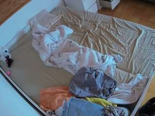 voyeurcam-julmodels-greybed-1