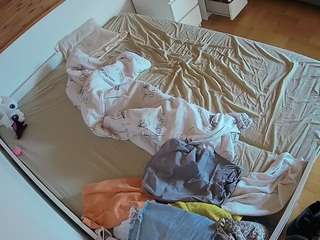 voyeurcam-julmodels-greybed-1