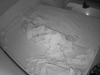 voyeurcam-julmodels-greybed-1